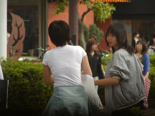 透けブラしやすい白Tシャツでお外に出ちゃった女の子のエロ画像! 224 透けブラしやすい白Tシャツでお外に出ちゃった女の子のエロ画像! 223 img 6a2d4286464c4