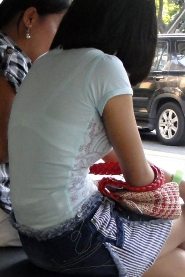 透けブラしやすい白Tシャツでお外に出ちゃった女の子のエロ画像! 238 透けブラしやすい白Tシャツでお外に出ちゃった女の子のエロ画像! 237 img 6a2d428716b8a