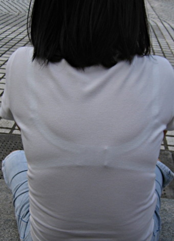 透けブラしやすい白Tシャツでお外に出ちゃった女の子のエロ画像! 254 透けブラしやすい白Tシャツでお外に出ちゃった女の子のエロ画像! 253 img 6a2d4287e2a96
