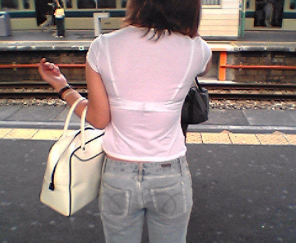 透けブラしやすい白Tシャツでお外に出ちゃった女の子のエロ画像! 262 透けブラしやすい白Tシャツでお外に出ちゃった女の子のエロ画像! 261 img 6a2d428859d12