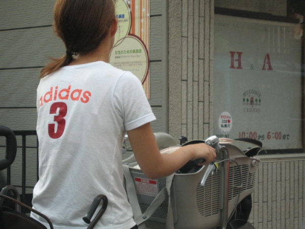 透けブラしやすい白Tシャツでお外に出ちゃった女の子のエロ画像! 270 透けブラしやすい白Tシャツでお外に出ちゃった女の子のエロ画像! 269 img 6a2d4288c1842