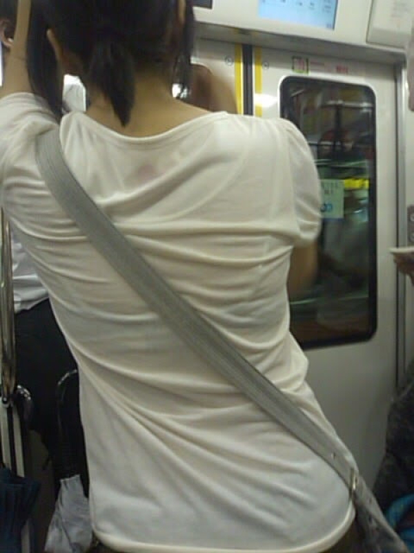 透けブラしやすい白Tシャツでお外に出ちゃった女の子のエロ画像! 280 透けブラしやすい白Tシャツでお外に出ちゃった女の子のエロ画像! 279 img 6a2d4289550bd