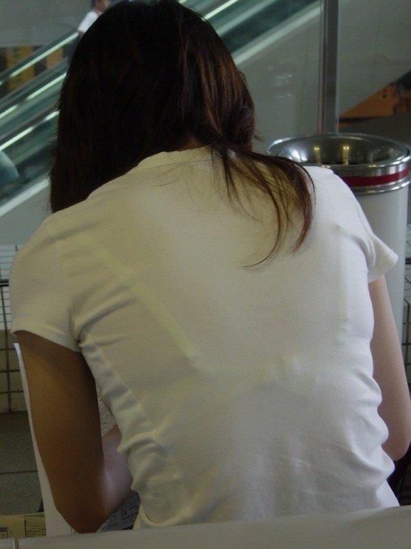 透けブラしやすい白Tシャツでお外に出ちゃった女の子のエロ画像! 282 透けブラしやすい白Tシャツでお外に出ちゃった女の子のエロ画像! 281 img 6a2d428976d56