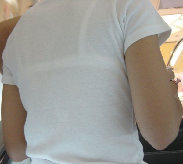 透けブラしやすい白Tシャツでお外に出ちゃった女の子のエロ画像! 290 透けブラしやすい白Tシャツでお外に出ちゃった女の子のエロ画像! 289 img 6a2d4289d9237