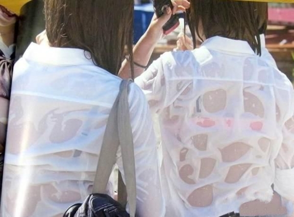 雨に濡れて制服越しに透けブラしてるJKのエロ画像!恥ずかしくないのかなw 80 雨に濡れて制服越しに透けブラしてるJKのエロ画像!恥ずかしくないのかなw 79 img 6a352b82bfe93