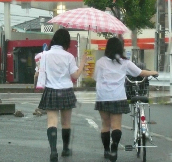 雨に濡れて制服越しに透けブラしてるJKのエロ画像!恥ずかしくないのかなw 84 雨に濡れて制服越しに透けブラしてるJKのエロ画像!恥ずかしくないのかなw 83 img 6a352b831ee6f