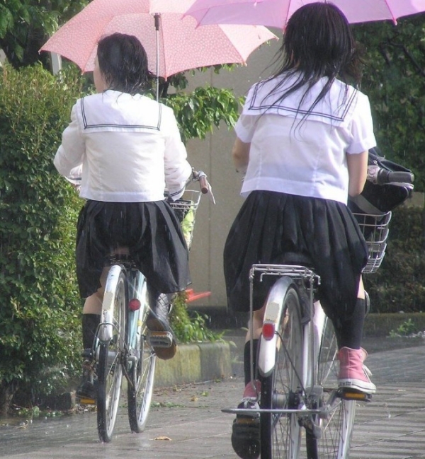 雨に濡れて制服越しに透けブラしてるJKのエロ画像!恥ずかしくないのかなw 86 雨に濡れて制服越しに透けブラしてるJKのエロ画像!恥ずかしくないのかなw 85 img 6a352b8338534