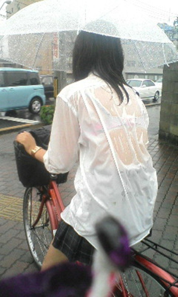 雨に濡れて制服越しに透けブラしてるJKのエロ画像!恥ずかしくないのかなw 88 雨に濡れて制服越しに透けブラしてるJKのエロ画像!恥ずかしくないのかなw 87 img 6a352b835b648