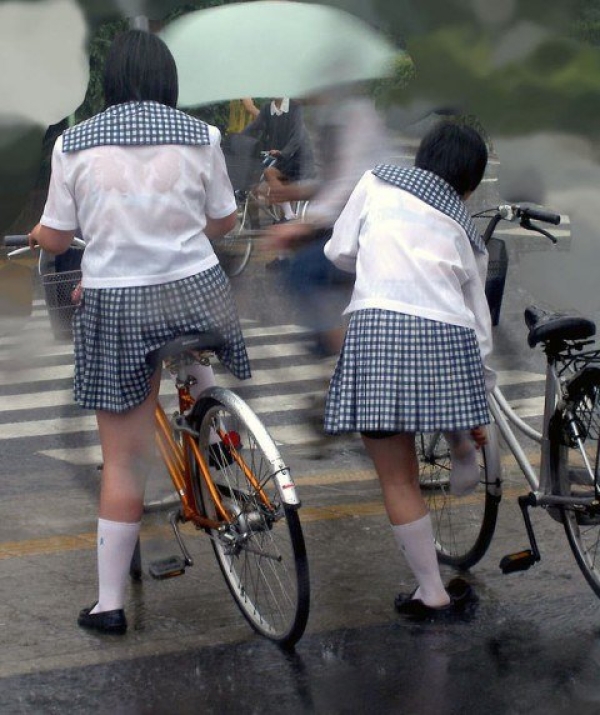 雨に濡れて制服越しに透けブラしてるJKのエロ画像!恥ずかしくないのかなw 90 雨に濡れて制服越しに透けブラしてるJKのエロ画像!恥ずかしくないのかなw 89 img 6a352b838379d