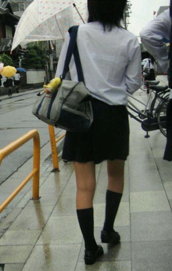 雨に濡れて制服越しに透けブラしてるJKのエロ画像!恥ずかしくないのかなw 92 雨に濡れて制服越しに透けブラしてるJKのエロ画像!恥ずかしくないのかなw 91 img 6a352b839f34f