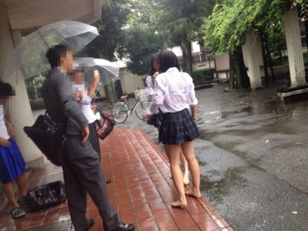 雨に濡れて制服越しに透けブラしてるJKのエロ画像!恥ずかしくないのかなw 96 雨に濡れて制服越しに透けブラしてるJKのエロ画像!恥ずかしくないのかなw 95 img 6a352b83cc48a