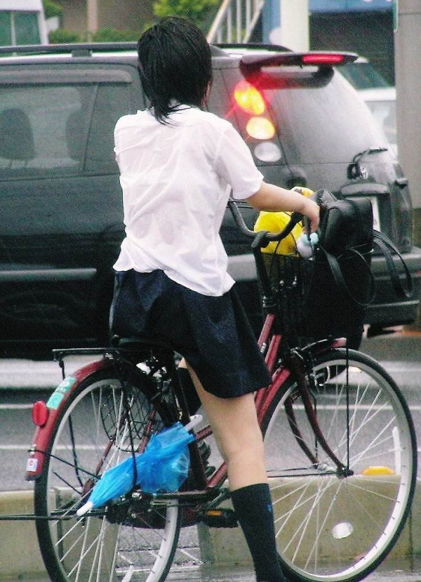 雨に濡れて制服越しに透けブラしてるJKのエロ画像!恥ずかしくないのかなw 98 雨に濡れて制服越しに透けブラしてるJKのエロ画像!恥ずかしくないのかなw 97 img 6a352b83eff6f