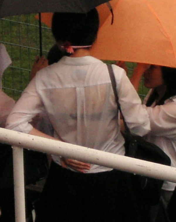 雨に濡れて制服越しに透けブラしてるJKのエロ画像!恥ずかしくないのかなw 102 雨に濡れて制服越しに透けブラしてるJKのエロ画像!恥ずかしくないのかなw 101 img 6a352b8437601