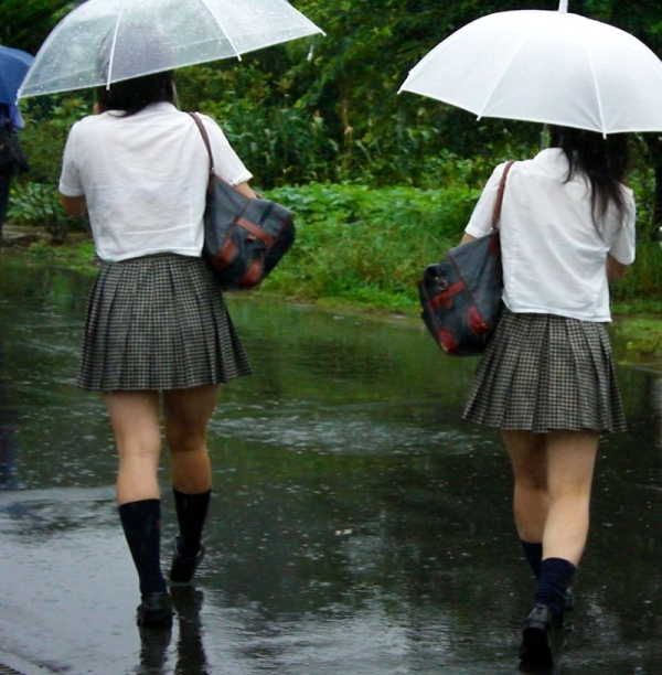 雨に濡れて制服越しに透けブラしてるJKのエロ画像!恥ずかしくないのかなw 108 雨に濡れて制服越しに透けブラしてるJKのエロ画像!恥ずかしくないのかなw 107 img 6a352b8486638