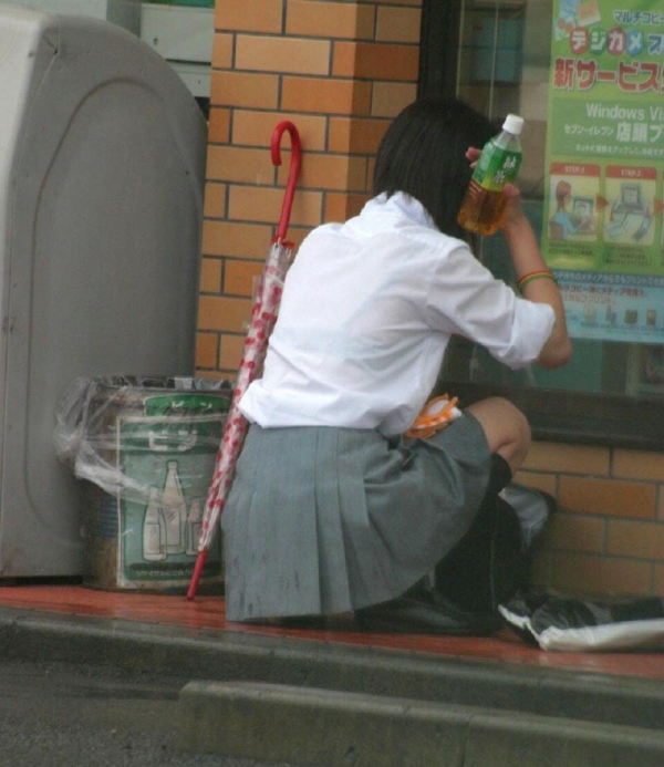 雨に濡れて制服越しに透けブラしてるJKのエロ画像!恥ずかしくないのかなw 110 雨に濡れて制服越しに透けブラしてるJKのエロ画像!恥ずかしくないのかなw 109 img 6a352b84a8ad9