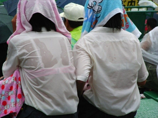 雨に濡れて制服越しに透けブラしてるJKのエロ画像!恥ずかしくないのかなw 112 雨に濡れて制服越しに透けブラしてるJKのエロ画像!恥ずかしくないのかなw 111 img 6a352b84c16a1