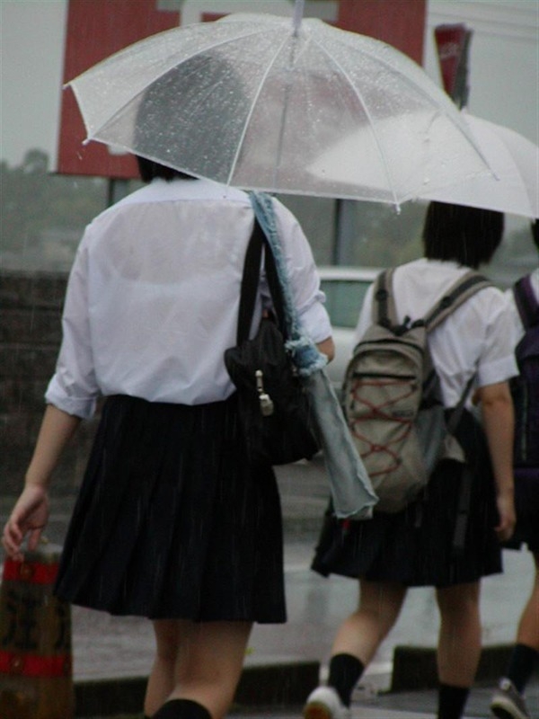 雨に濡れて制服越しに透けブラしてるJKのエロ画像!恥ずかしくないのかなw 114 雨に濡れて制服越しに透けブラしてるJKのエロ画像!恥ずかしくないのかなw 113 img 6a352b84e32d0
