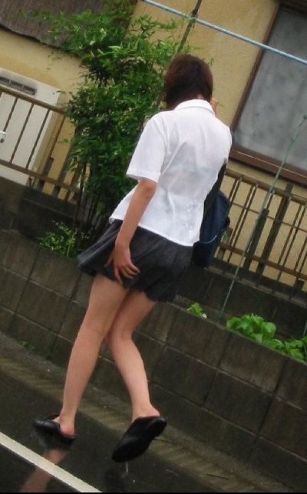 雨に濡れて制服越しに透けブラしてるJKのエロ画像!恥ずかしくないのかなw 116 雨に濡れて制服越しに透けブラしてるJKのエロ画像!恥ずかしくないのかなw 115 img 6a352b853370f