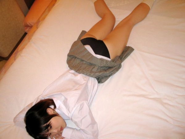 カメラにお尻を向けてうつ伏せポーズのJK画像!寝バックで入れたろか? 236 カメラにお尻を向けてうつ伏せポーズのJK画像!寝バックで入れたろか? 235 img 6a3ba6c6e8b46
