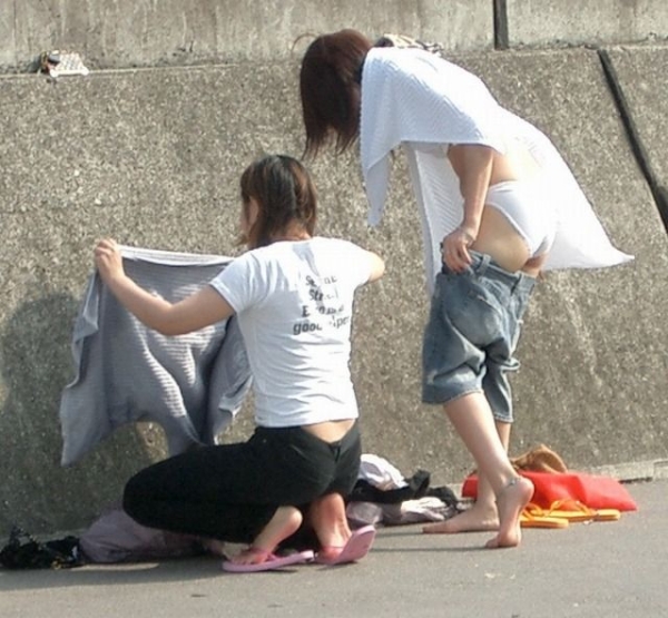 水着女子のお着替えの瞬間をこっそり撮影した画像!無防備すぎるw 138 水着女子のお着替えの瞬間をこっそり撮影した画像!無防備すぎるw 137 img 6a3bc3005c29e