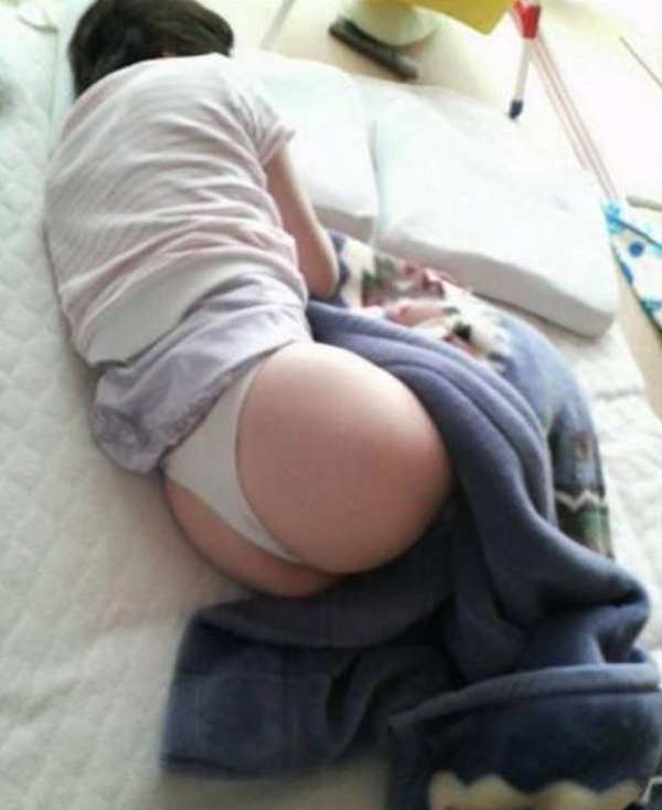 就寝中の女の子のお尻をこっそり撮影したエロ画像!パンツ下げちゃおうかなw 138 就寝中の女の子のお尻をこっそり撮影したエロ画像!パンツ下げちゃおうかなw 137 img 6a44e16fbe694