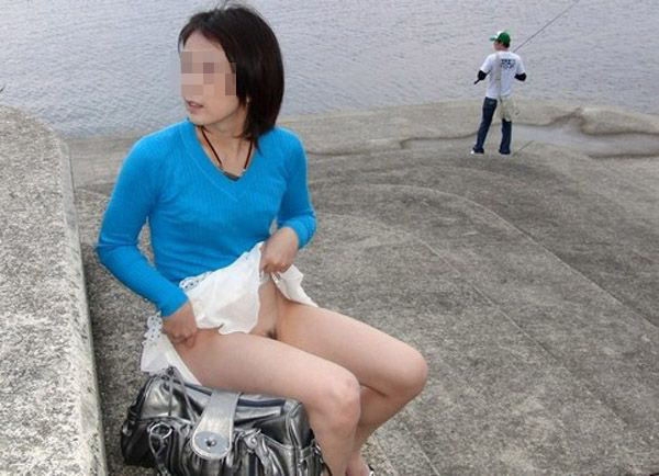 お外でスカート捲って露出プレイしてる変態女さんのエロ画像! 164 お外でスカート捲って露出プレイしてる変態女さんのエロ画像! 163 img 6a48f2a9e8cda