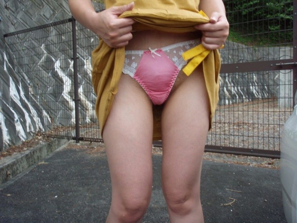 お外でスカート捲って露出プレイしてる変態女さんのエロ画像! 216 お外でスカート捲って露出プレイしてる変態女さんのエロ画像! 215 img 6a48f2acb7035