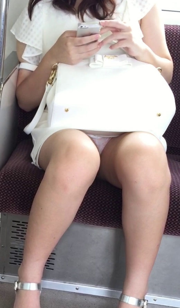 電車内で座ってる女の子のパンツをこっそり盗撮した画像! 196 電車内で座ってる女の子のパンツをこっそり盗撮した画像! 195 img 6a78689569e2c