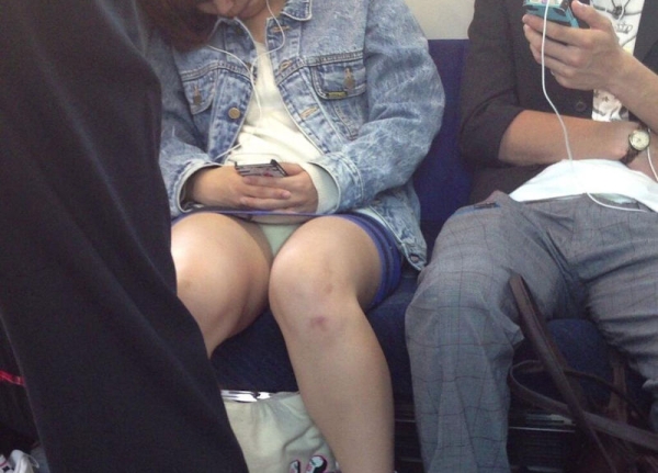 電車内で座ってる女の子のパンツをこっそり盗撮した画像! 210 電車内で座ってる女の子のパンツをこっそり盗撮した画像! 209 img 6a7868965a299
