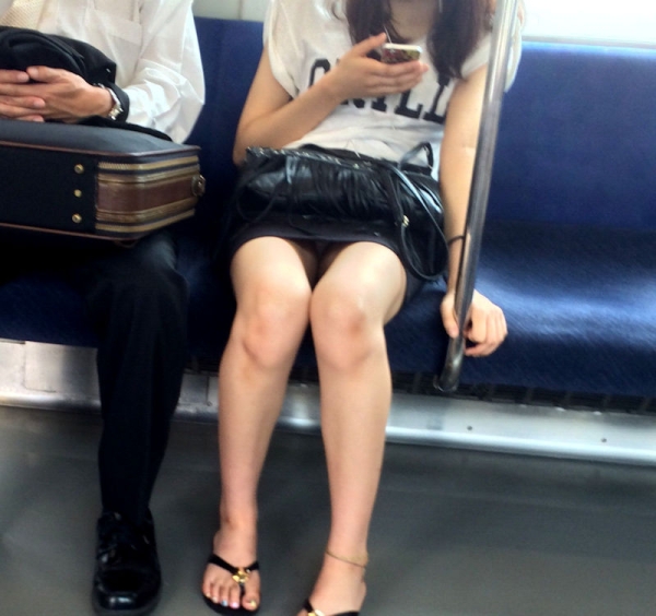電車内で座ってる女の子のパンツをこっそり盗撮した画像! 214 電車内で座ってる女の子のパンツをこっそり盗撮した画像! 213 img 6a78689687a85