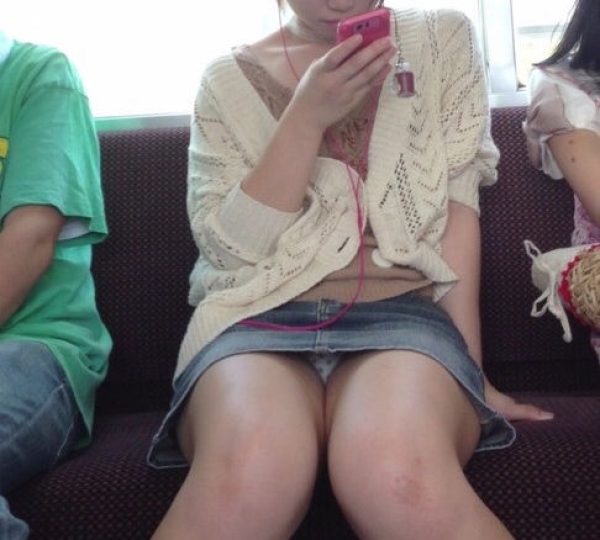 電車内で座ってる女の子のパンツをこっそり盗撮した画像! 226 電車内で座ってる女の子のパンツをこっそり盗撮した画像! 225 img 6a7868972009f