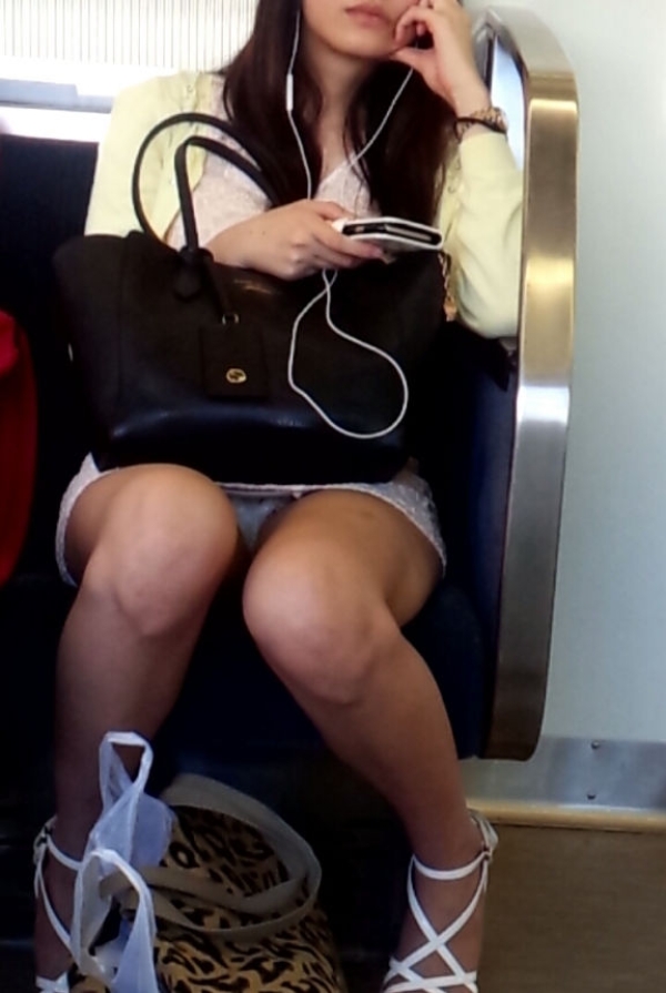 電車内で座ってる女の子のパンツをこっそり盗撮した画像! 240 電車内で座ってる女の子のパンツをこっそり盗撮した画像! 239 img 6a786897c4f0b