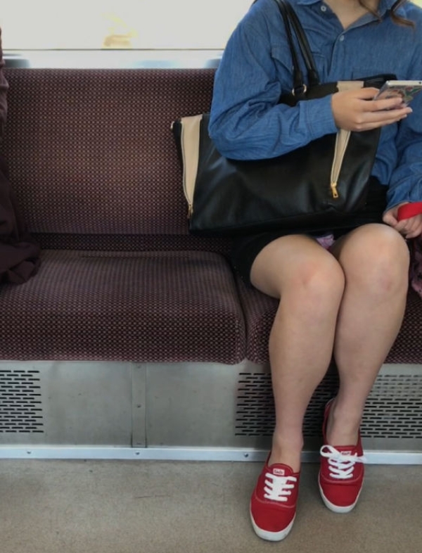 電車内で座ってる女の子のパンツをこっそり盗撮した画像! 242 電車内で座ってる女の子のパンツをこっそり盗撮した画像! 241 img 6a786897de7c4