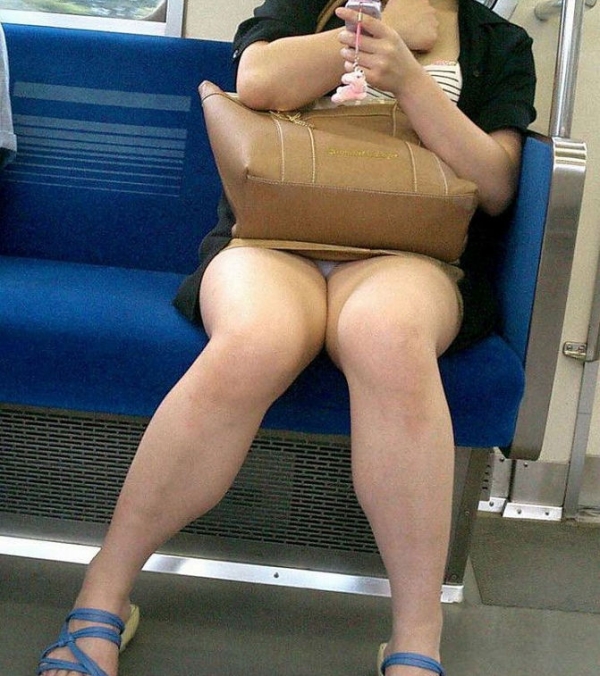 電車内で座ってる女の子のパンツをこっそり盗撮した画像! 244 電車内で座ってる女の子のパンツをこっそり盗撮した画像! 243 img 6a78689804d8b