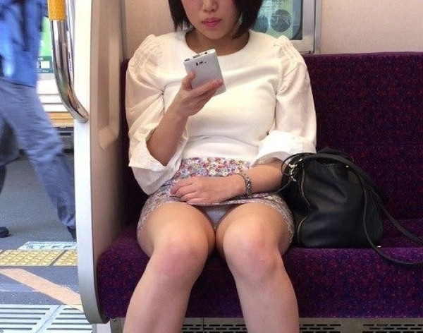 電車内で座ってる女の子のパンツをこっそり盗撮した画像! 246 電車内で座ってる女の子のパンツをこっそり盗撮した画像! 245 img 6a7868981711a