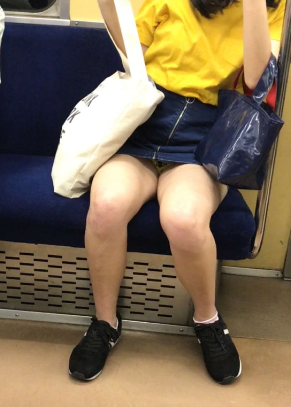 電車内で座ってる女の子のパンツをこっそり盗撮した画像! 248 電車内で座ってる女の子のパンツをこっそり盗撮した画像! 247 img 6a786898367c3
