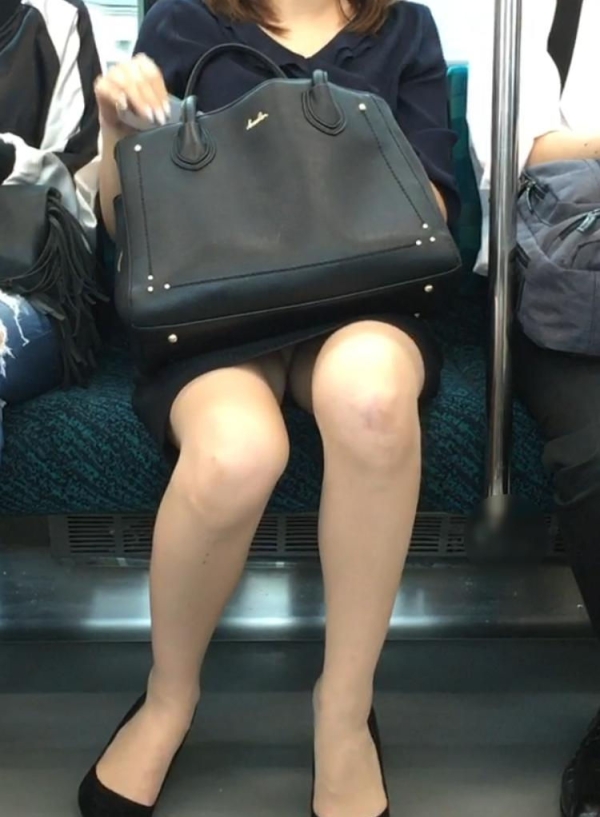電車内で座ってる女の子のパンツをこっそり盗撮した画像! 256 電車内で座ってる女の子のパンツをこっそり盗撮した画像! 255 img 6a786898a01e8