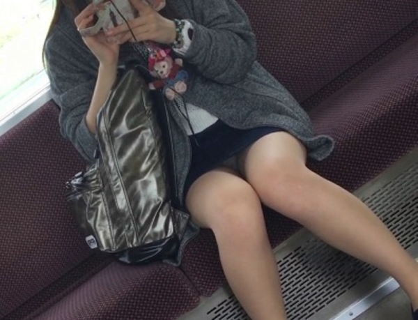 電車内で座ってる女の子のパンツをこっそり盗撮した画像! 258 電車内で座ってる女の子のパンツをこっそり盗撮した画像! 257 img 6a786898b586f