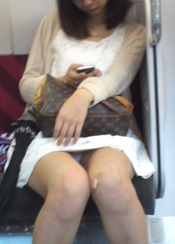 電車内で座ってる女の子のパンツをこっそり盗撮した画像! 262 電車内で座ってる女の子のパンツをこっそり盗撮した画像! 261 img 6a786898e9f23