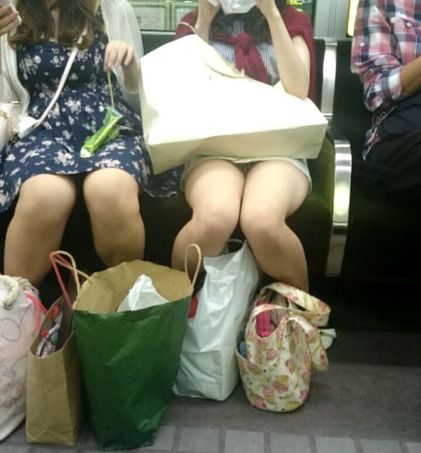 電車内で座ってる女の子のパンツをこっそり盗撮した画像! 264 電車内で座ってる女の子のパンツをこっそり盗撮した画像! 263 img 6a7868990ffa0