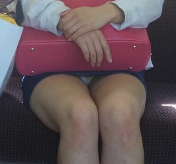 電車内で座ってる女の子のパンツをこっそり盗撮した画像! 270 電車内で座ってる女の子のパンツをこっそり盗撮した画像! 269 img 6a78689957e60