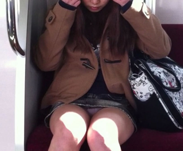 電車内で座ってる女の子のパンツをこっそり盗撮した画像! 274 電車内で座ってる女の子のパンツをこっそり盗撮した画像! 273 img 6a78689982c44