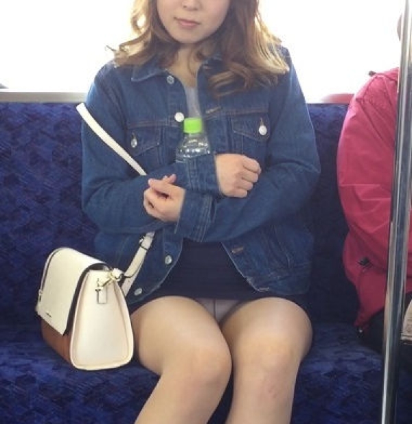 電車内で座ってる女の子のパンツをこっそり盗撮した画像! 276 電車内で座ってる女の子のパンツをこっそり盗撮した画像! 275 img 6a78689993ec2