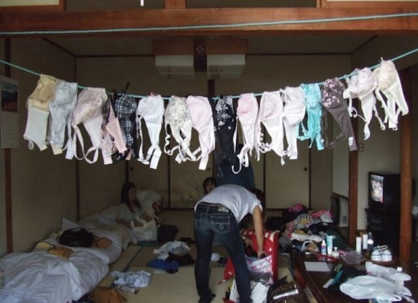 色とりどりのブラジャーを干してる画像!女の子の一人暮らしかなw 188 色とりどりのブラジャーを干してる画像!女の子の一人暮らしかなw 187 img 6a79b99833744