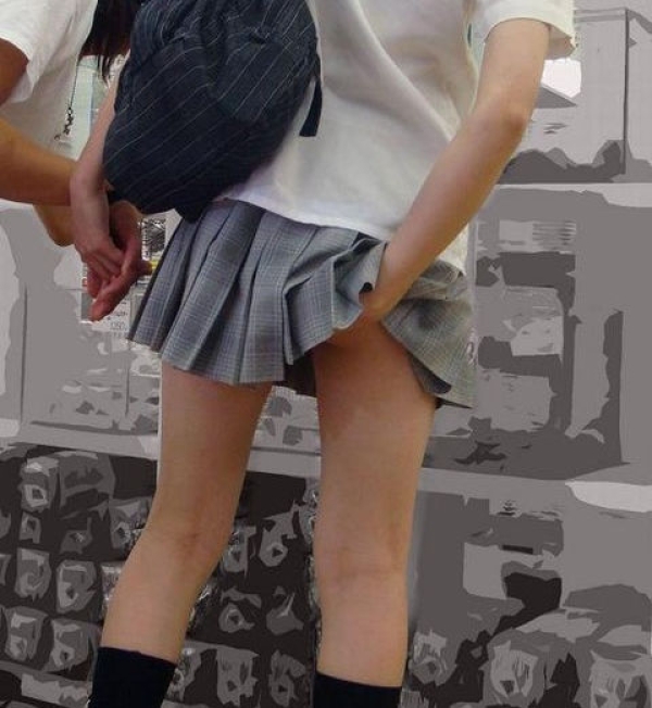 パンツの食い込みをスカートに手を突っ込んで直してるJKの画像! 80 パンツの食い込みをスカートに手を突っ込んで直してるJKの画像! 79 img 6a7b0bb5a18d0