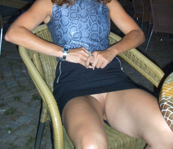 ノーパンの外国人女性が足を広げて座ってまんこチラ見えしてる画像! 178 ノーパンの外国人女性が足を広げて座ってまんこチラ見えしてる画像! 177 img 6a84295b711b5