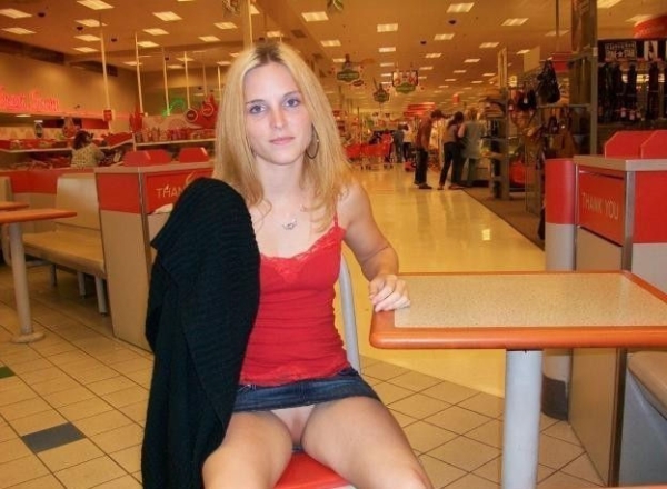 ノーパンの外国人女性が足を広げて座ってまんこチラ見えしてる画像! 190 ノーパンの外国人女性が足を広げて座ってまんこチラ見えしてる画像! 189 img 6a84295c139a7
