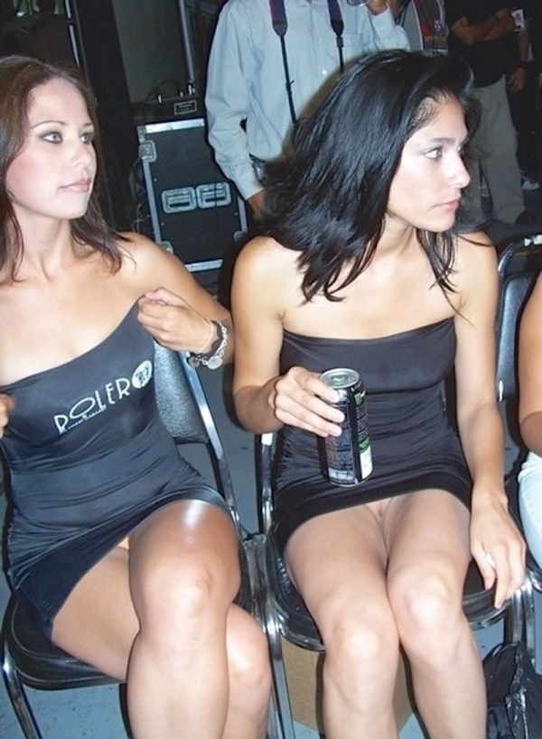 ノーパンの外国人女性が足を広げて座ってまんこチラ見えしてる画像! 214 ノーパンの外国人女性が足を広げて座ってまんこチラ見えしてる画像! 213 img 6a84295d4d881