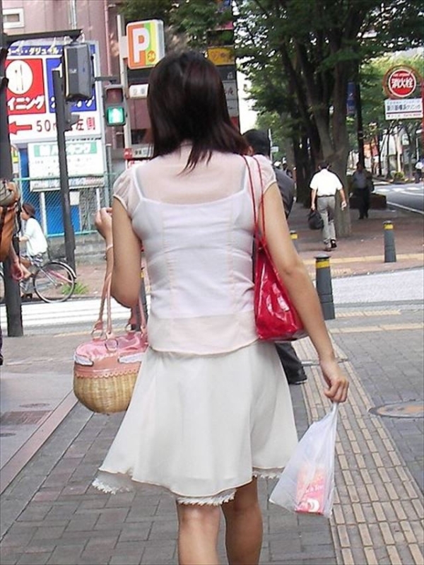 ブラジャーとキャミソールが衣服から透けて見えてる女の子のエロ画像! 62 ブラジャーとキャミソールが衣服から透けて見えてる女の子のエロ画像! 61 img 6a9d522daca93