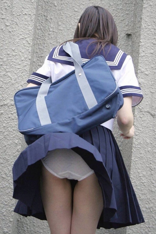 スカートが風で舞い上がったり巻き込んじゃってるハプニング系のパンチラ画像! 138 スカートが風で舞い上がったり巻き込んじゃってるハプニング系のパンチラ画像! 137 img 6aa6707b0adb5